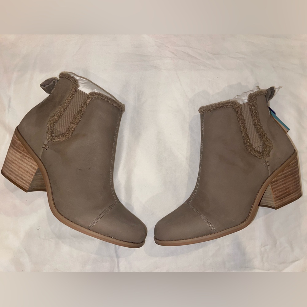 Toms Everly Taupe Grey Leather/Faux Shearling booties Block Heel ankle Boots 9.5